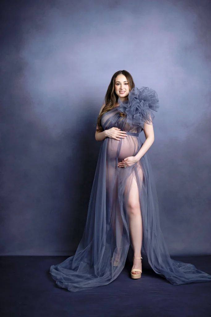 Maternity photoshoot in studio. Pregnant mom posing for camera. Photoshoot in san antonio. Grey maternity gown.