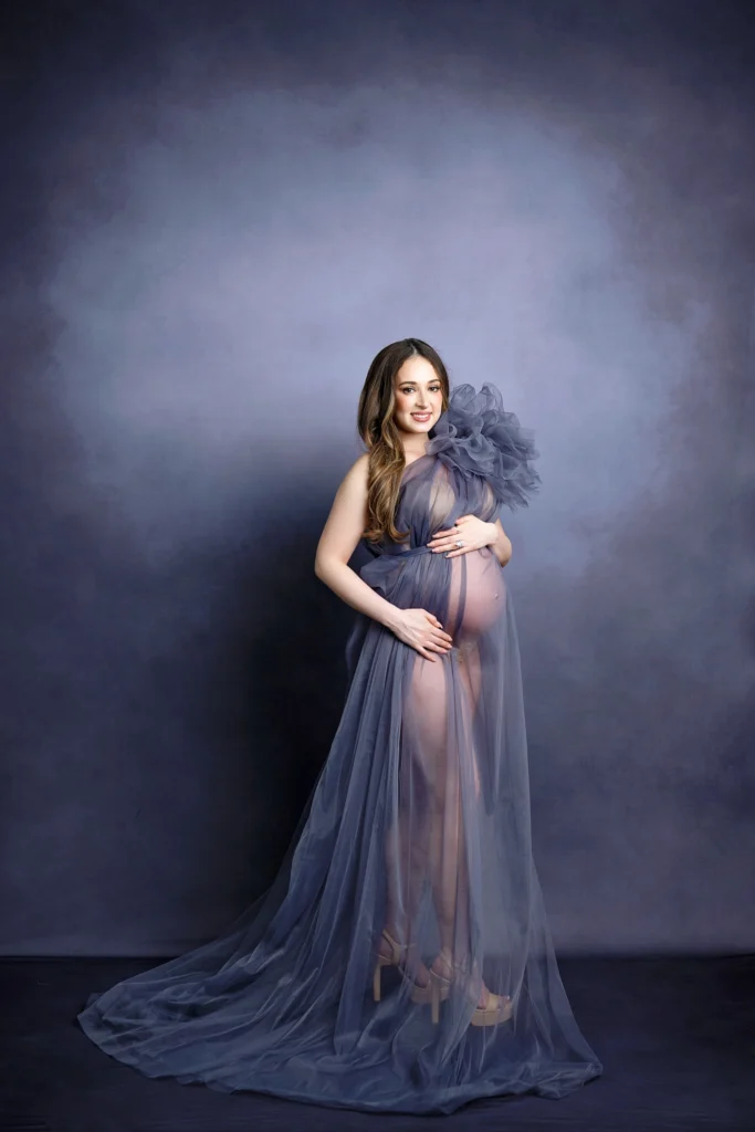 Maternity photoshoot in studio. Pregnant mom posing for camera. Photoshoot in san antonio. Grey maternity gown.