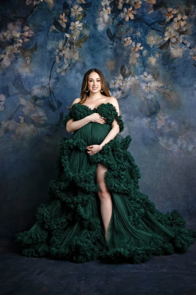 Maternity photoshoot in studio. Pregnant mom posing for camera. Photoshoot in san antonio. Green ruffle maternity gown.