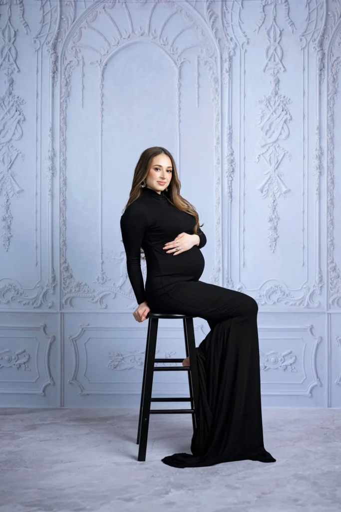 Maternity photoshoot in studio. Pregnant mom posing for camera. Photoshoot in san antonio. Black maternity gown.