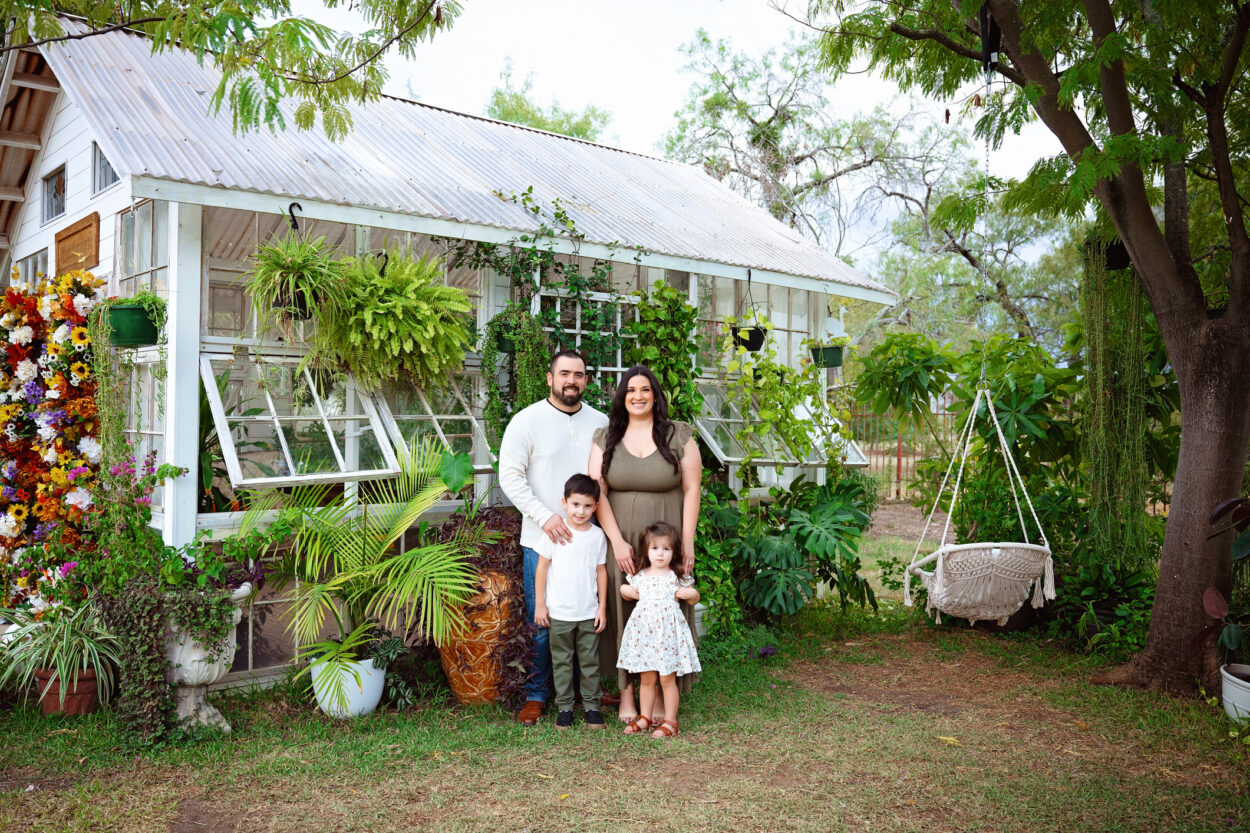 outdoor san antonio family photographer.